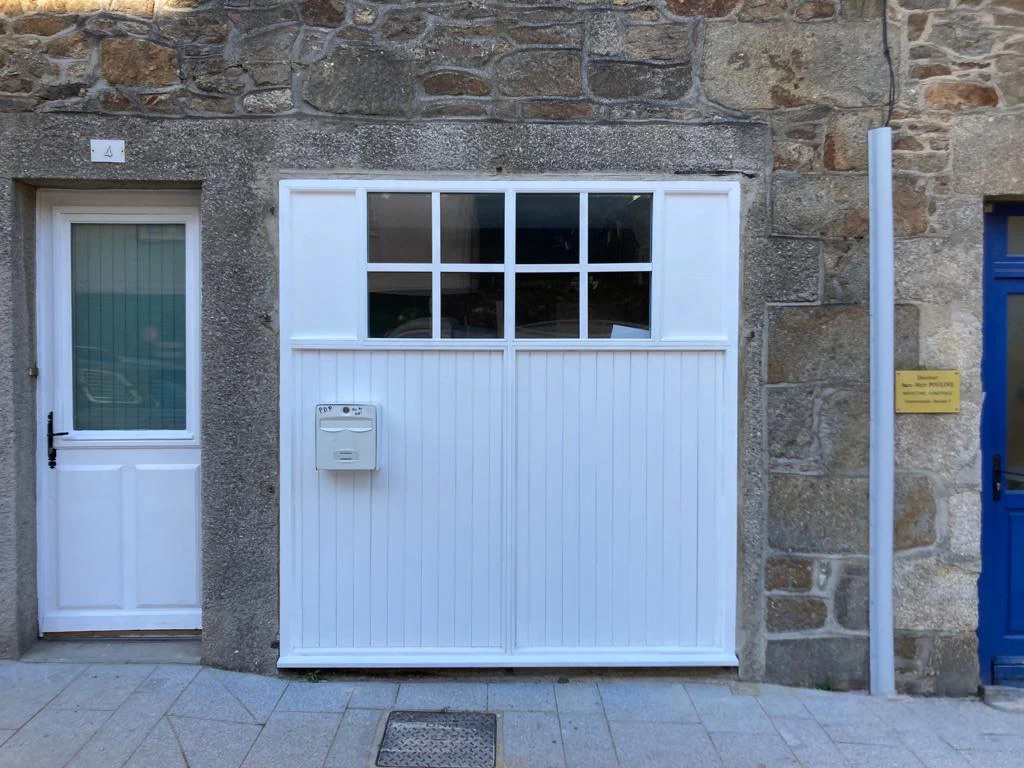 Another outside view looking straight onto the kitchen doors.